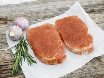 Produktbild von Schweinerücken Minutensteaks – 4 × 150 g – trocken gewürzt – zarte Schweinesteaks - Der Pfaröller – Grillfertig – 600 g Gesamtgewicht