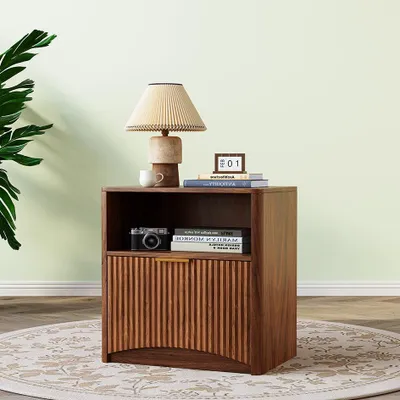 Image de Table de chevet aspect noyer avec motif rainuré et tiroir – Table d'appoint avec poignée dorée et bords arrondis – Rangement moderne à 3 niveaux