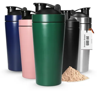 Produktbild von Protein Shaker auslaufsicher 'Core' 600 ml - doppelwandiger Edelstahl Shaker mit Sieb für Gym und Alltag - olivgrün, KI-generiertes Bild