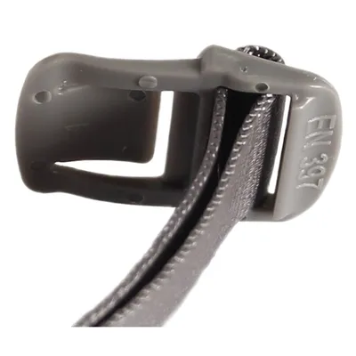 Detailaufnahme des Kinnriemens mit Schnalle des Arbeitshelms Flash Industry von singing rock; konform mit EN 397.