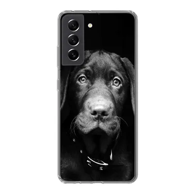Produktbild von MuchoWow® Handyhülle Schutzhülle Hülle für Samsung Galaxy S21 FE Nahaufnahme Labrador Welpe vor schwarzem Hintergrund in schwarz und weiß Silikon Softcase Handy Hülle - Mobiltelefonhülle