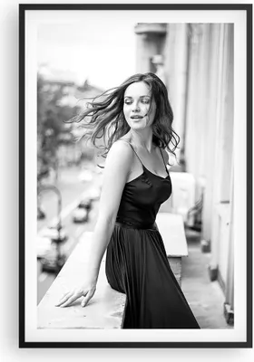 Produktbild von Gerahmtes Poster - Schwarzer Rahmen - Frau Balkon Straße - 61x91,5 cm - Wand Bild - Wanddeko - Wandbilder - Kunstposter - Wandposter - Bilderrahmen - Bilder - Kunstdruck - P2BPA61x91-5017