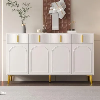 Zdjęcie produktu dla Komoda biała z złotymi akcentami – 140 cm. Komoda z zaokrąglonymi drzwiczkami, regulowanymi półkami i 4 szufladami. Nowoczesna szafka do przechowywania do salonu lub jadalni