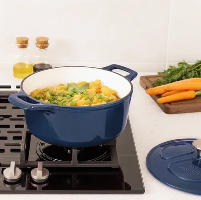 Produktbild von Navaris Gusseisen Topf - Gusseisen Bräter - Kochtopf 3,5l - Ø 24cm Schmortopf mit Deckel - Brotbacktopf - Brattopf - Für alle Speisen und Kochflächen