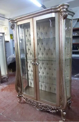 Produktbild von Casa Padrino Luxus Barock Vitrine Silber - Handgefertigter Massivholz Vitrinenschrank mit 2 Glastüren - Prunkvolle Barock Möbel