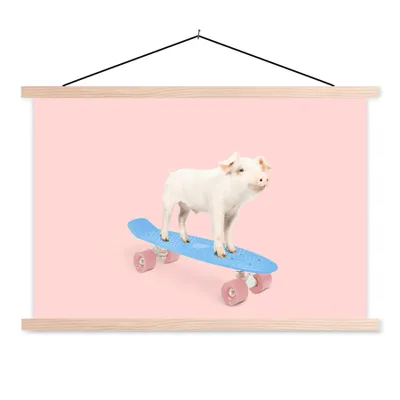 Produktbild von MuchoWow® Textilposter Schwein - Rosa - Skateboard - Blau - Tiere 120x80 cm mit holzfarbenen Rahmen - Aufhängeset