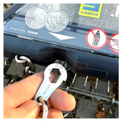 Produktbild von Einkaufswagenlöser - Schlüsselanhänger mit 4 Funktionen | Edelstahl | Sofot abziehbarer Einkaufswagenöffner | Optimiert für Schlüssel Organizer & Schlüsselbund | Einkaufswagenchip | EDC Gadget