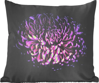 Produktbild von MuchoWow® Zierkissen Sofakissen Wohnzimmer Dekokissen 40x40 cm Die Blätter einer lila Blume auf schwarzem Hintergrund - Foto Kissen - Schlafzimmer Dekoration