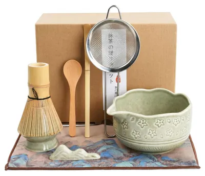 Immagine prodotto di Set per il matcha, 8 pezzi: ciotola in Vetroceramica, frustino in bambù, cucchiaino, setaccio, supporto per il frustino, porta-cucchiaino, panno chakin, colore verde