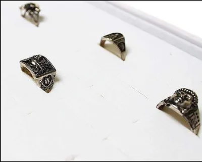 Produktbild von Vorlagebrett Schmuckkasten Schmucklade Schmuckdisplay Schaukasten mit 100 Schlitze für breite Ringe weiss