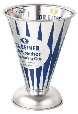 Produktbild von Dr. Oetker Messbecher Nostalgie, Messkanne aus Weißblech, trichterförmiger Messbecher mit vielfältiger Skalierung aus der Serie "Modern Baking - Retro Design" (Maße: Ø11x14,5 cm)