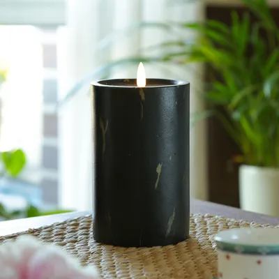Produktbild von LED Kerze in Marmoroptik - Zement/Wachs - natürliche 3D Flamme - Timer - H: 16cm - D: 9cm - schwarz