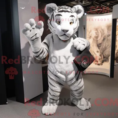 Produktbild von Grauer REDBROKOLY Tiger Maskottchen Kostüm Charakter gekleidet in Chinos und Clutch Taschen