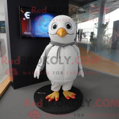 Produktbild von Maskottchen REDBROKOLY eines weißen Pinguins mit Langarm-T-Shirt und Schnürsenkeln