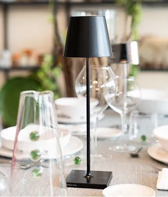 Image de Lampe de table LED Poldina Pro Black, rechargeable et dimmable avec une autonomie allant jusqu'à 12 heures. IP65 extérieur.