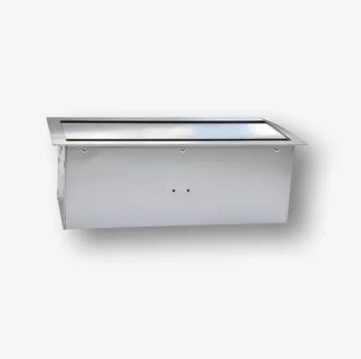 Imagen del producto de Caja para encimera 8M: Caja para montaje en superficie, diseñada para alojar enchufes estándar de 22,5x45 mm (o 45x45 mm), con acceso por ambos lados