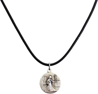Imagen del producto de Medalla de Santa Rita de Casia, fabricada en latón y metal, de tamaño estándar, con cordón y cadena, utilizada como amuleto de protección