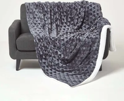 Immagine prodotto di HOMESCAPES Accogliente coperta di velluto con motivo triangolare - Coperta in sherpa grigio scuro, 130 x 160 cm