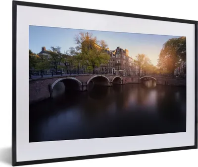 Produktbild von MuchoWow® Gerahmtes Poster Ein Sonnenuntergang über der Keizersgracht in Amsterdam 60x40 cm - Poster mit Schwarzem Bilderrahmen Wandposter Rahmen Foto Bilder - Schlafzimmer - Plakat in Rahmen - Drucken