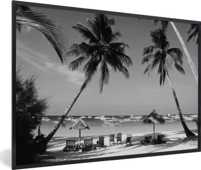 Produktbild von MuchoWow® MuchoWow® Gerahmtes Poster Palmen und Liegestühle am Strand von Boracay - schwarz und weiß 90x60 cm - Poster mit zchwarzem Bilderrahmen - Fotorahmen - Foto-Plakat