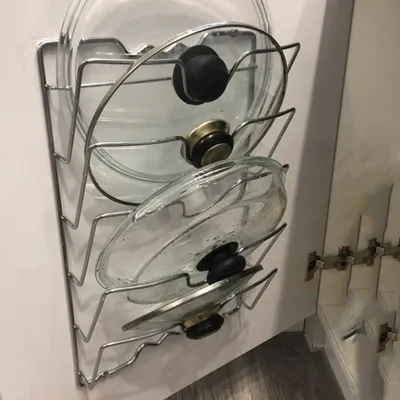 Produktbild von Wandmontierter Metalldeckelhalter für die Küche zur griffbereiten Aufbewahrung von Kochgeschirrzubehör