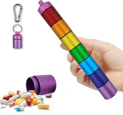 Productafbeelding van Kleine, aluminium pillendoos voor 7 dagen, waterdicht, met sleutelhanger.