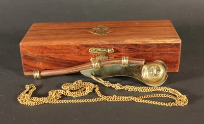 Produktbild von Bootsmannspfeife Messing/Kupfer mit Holzbox Bootsmannsmaatenpfeife