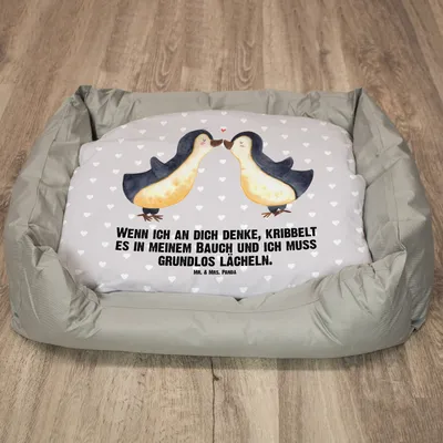 Produktbild von Mr. & Mrs. Panda Hundekorb Pinguine Kuss - Grau Pastell - Geschenk, Geburtstag, Weihnachten, Freundin, Ostern, Freund, Valentinstag, für, Muttertag, Hund, Hochzeitstag