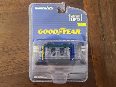 Produktbild von Hebebühne 4 FÜßIG GOODYEAR GRÜN, GREEN16130-AVERT, Maßstab1/64, GREENLIGHT