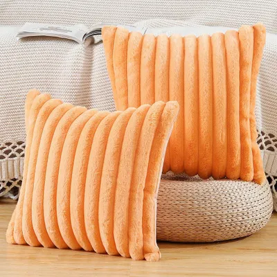 Produktbild von Set mit 2 dekorativen Kissenbezügen aus Kunstfell, weich und flauschig mit Streifenmuster für Sofa und Schlafzimmer, Muschelorange, 40 x 40 cm