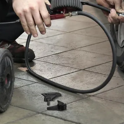 Produktbild von Reifenmontagewerkzeug-Set mit Nylon-Reifenkopf und Gummischutz für Reifenmaschinen in der Kfz-Werkstatt