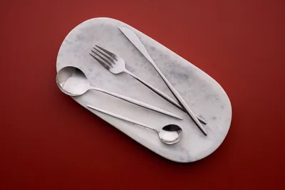 Produktbild von Hermia Concept, Hochwertiges Besteckset (24 Teile), 100% Edelstahl, Spülmaschinen- und mikrowellengeeignet | 6 Esslöffel, 6 Gabeln, 6 Messer, 6 Dessertlöffel | Elegantes Design für jeden Tisch.