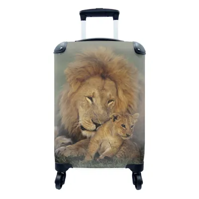 Produktbild von MuchoWow® Koffer Handgepäck Trolley Rollkoffer Kleine Reisekoffer mit 4 Rollen - Baby-Löwe - Wild - Jagd - Cabin Size < 55x40x23 cm & 55x40x20 cm - Fotokoffer - Kabinenkoffer - Boardgepäck - Reise-Box - Reisekoffer - Reisegepäck - Koffer mit Bild - Trolley für Kinder