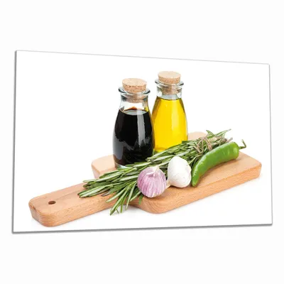 Produktbild von Wallario Herdabdeckplatte aus Glas, Größe 90 x 52 cm 1-teilig, Motiv Gewürze, Kräuter und Öle auf einem Holz-Schneidebrett