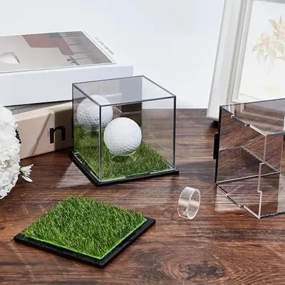 Zdjęcie produktu dla Pojemnik na piłkę golfową wykonany z akrylu – przezroczysta, kwadratowa konstrukcja, trwała i idealna do przechowywania pamiątek sportowych
