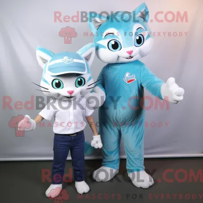 Produktbild von Maskottchen REDBROKOLY einer cyanfarbenen Katze mit Mom-Jeans und Mütze