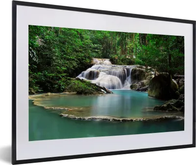 Produktbild von MuchoWow® MuchoWow® Gerahmtes Poster Ein Wasserfall mit Bäumen im Erawan-Nationalpark in Thailand 60x40 cm - Poster mit zchwarzem Bilderrahmen - Schlafzimmer - Plakat in Rahmen - Drucken