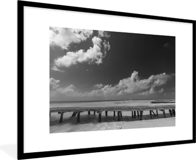 Produktbild von MuchoWow® MuchoWow® Gerahmtes Poster Seitenansicht der Strandpromenade Isla Mujeres - Schwarz und weiß 90x60 cm - Poster mit zchwarzem Bilderrahmen - Wanddekoration - Fotos