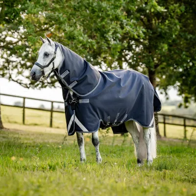 Obrázek produktu pro Horseware Rambo Supreme 1680D Turnout Plus Lite, 0g, velikost: 140 cm / 6'3, barva: tmavě modrá/šedá (jako bouřka)/stříbrná
