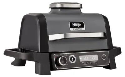 Produktbild von Ninja Woodfire Outdoor Elektrogrill Heißluftfritteuse Airfryer Smoker Räucherbox, 6 Kochfunktionen, 2,4 kW Modell OG701