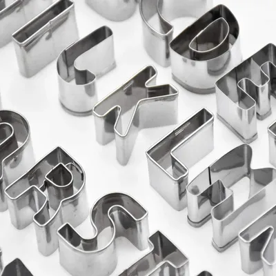 Produktbild von Kissral Ausstechformen für Kinder Buchstaben 26 Ausstecher aus Edelstahl Keks Ausstecher Set für Kinder Torten Ausstecher zur Dekoration für Hochzeiten Feiern DIY Küchenbackwerkzeuge für Erwachsene
