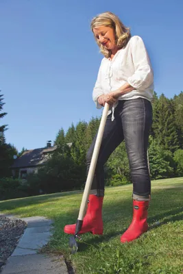 Produktbild von Krumpholz Damenspaten "Elke" mit geschmiedetem Tritt und 85 cm lackiertem Eschenstiel (deutsche Form)