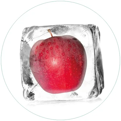 Produktbild von Wallario Premium Glasbild, freischwebende Optik, kräftige Farben, rund 50cm Durchmesser, Motiv Roter Apfel in Eiswürfel - Eiskaltes Obst