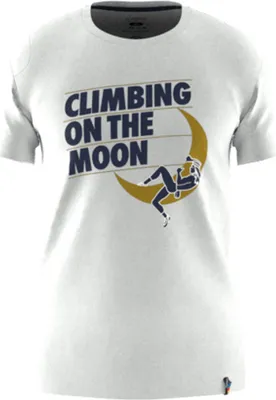 Weißes T-Shirt mit dem Aufdruck "CLIMBING ON THE MOON" und einer Kletterfigur; von La Sportiva.
