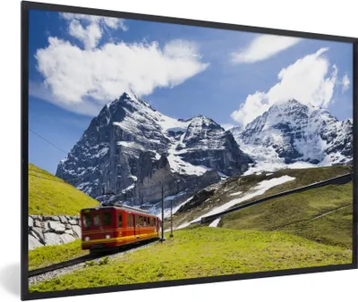 Produktbild von MuchoWow® Gerahmtes Poster Ein roter Zug mit Bergen im Hintergrund 90x60 cm - Poster mit Schwarzem Bilderrahmen Wandposter Rahmen Foto Bilder - Fotorahmen - Foto-Plakat
