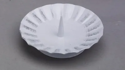 Produktbild von Kerzenhalter rund Weiss/Silber D 9,5 cm, ideal für Taufkerzen, Kommunionkerzen, Konfirmationskerzen, Hochzeitskerzen, Trauerkerzen