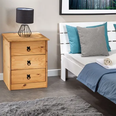 Produktbild von Nachttisch BARRIO mit 3 Schubladen im Landhausstil, Nachtkommode für Boxspringbetten aus Kiefer, Nachttisch aus Massivholz, Landhaus