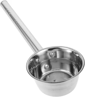 Produktbild von Wasserschöpfkelle aus Edelstahl mit langem Griff, flachem Boden und einfacher Reinigung für Sauna und Garten, robuste Badewasserkelle und Küchenlöffel in Silber