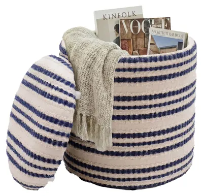 Boho Sitzhocker rund mit Stauraum aus Baumwolle in Beige, geöffnet mit Blick in den gefüllten Innenraum.