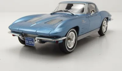 Produktbild von Whitebox 124232 Chevrolet Corvette Stingray C2 1963 hellblau metallic 1:24